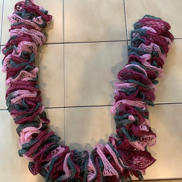 NWOT - HANDMADE MODERN CROCHET SCARF - Picture 4 of 4